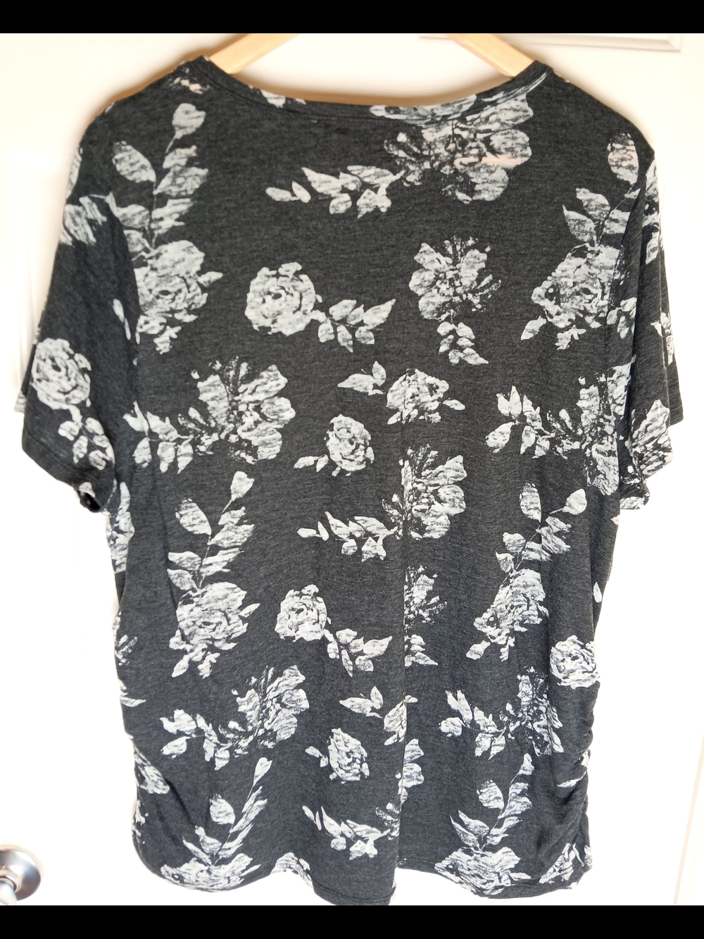 Lane Bryant Size 22/24 Short Sleeve V-Neck Ruched Sides Gray White Floral - Picture 2 of 7
